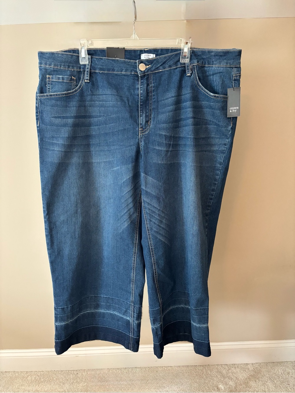 crown & ivy curvy 24W Crop Jeans in Blue